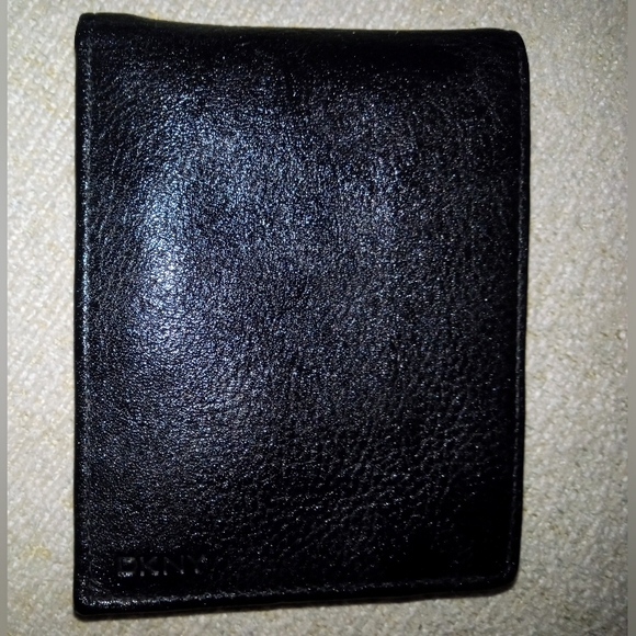 DKNY Textured Full Grain Leather Black Wallet - Picture 2 of 6